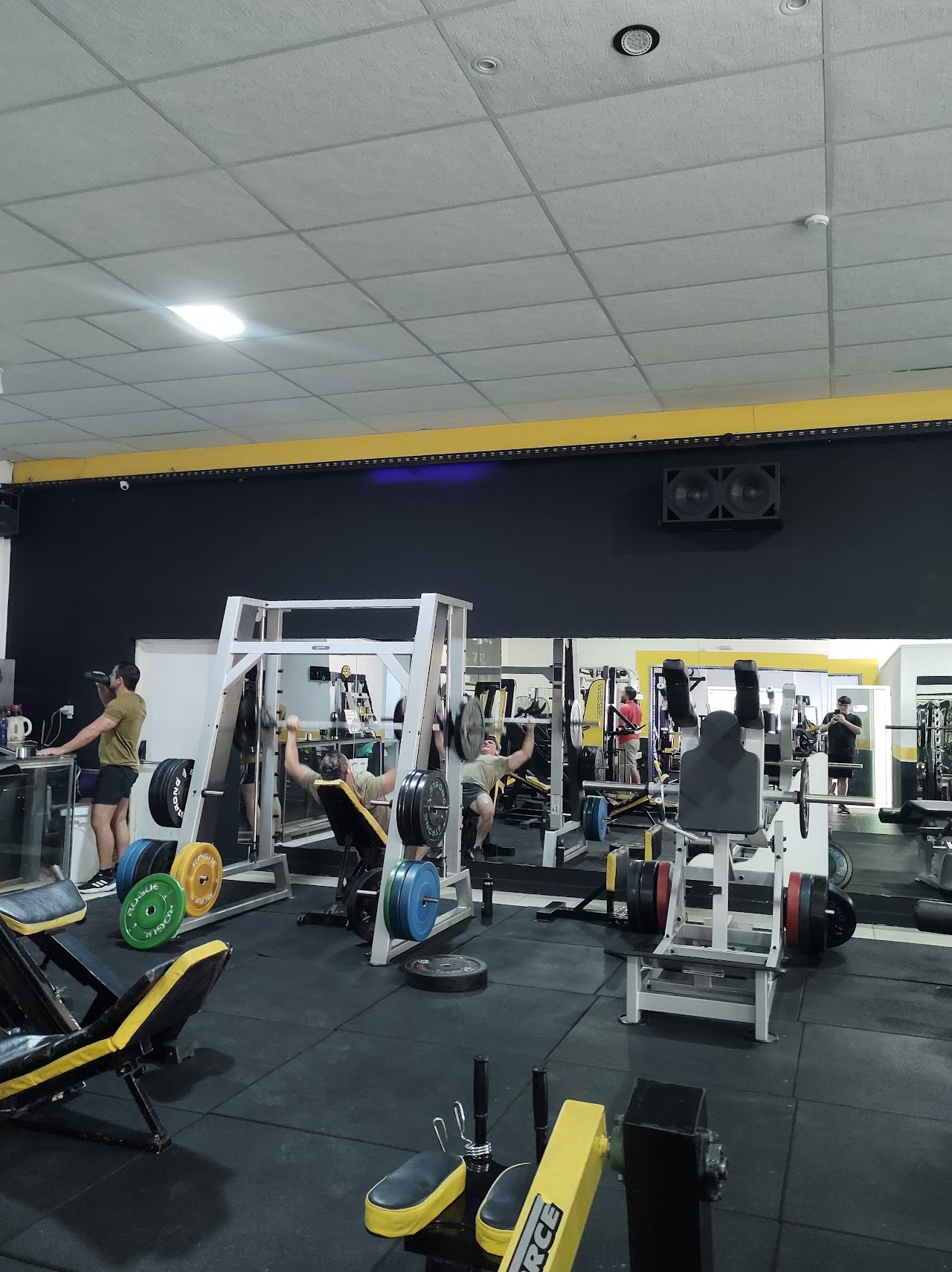 Interior moderno de CAM GYM en Corrientes